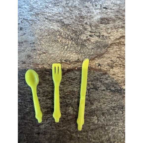 Barbie Mattel  Vintage  EATING UTENSILS‎ SILVERWARE Set HTF Yellow Accessories - Picture 1 of 1